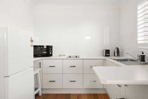Idyllic Unit In Little Manly - Steps From The Sand - Sunshine Coast Guide 2