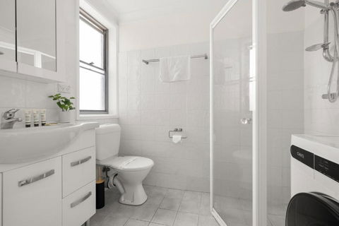 Idyllic Unit In Little Manly - Steps From The Sand - Sunshine Coast Guide 1
