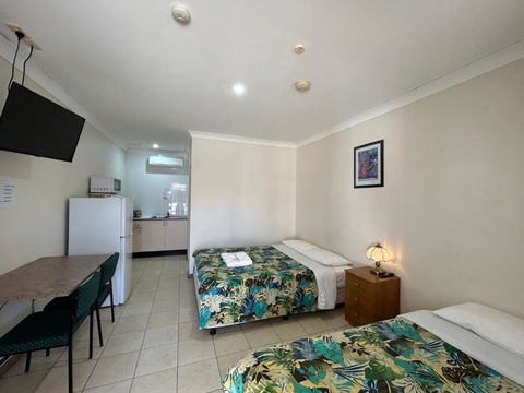 IGrand Motel - Sunshine Coast Guide 0