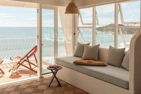 Il Delfino Seaside Inn - Sunshine Coast Guide 0