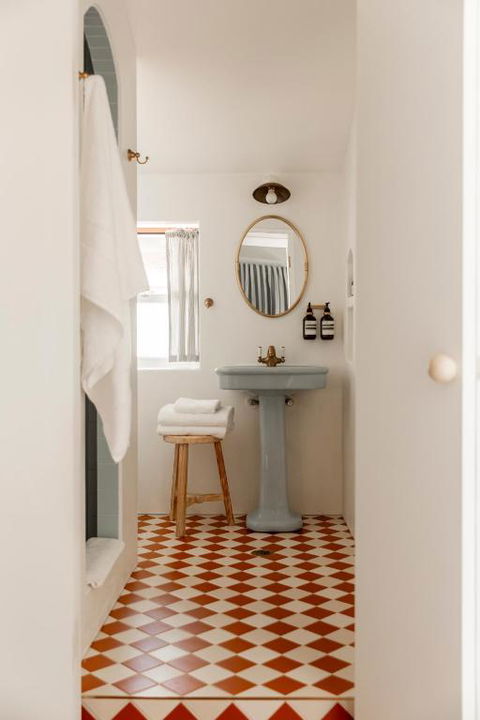Il Delfino Seaside Inn - Sunshine Coast Guide 2