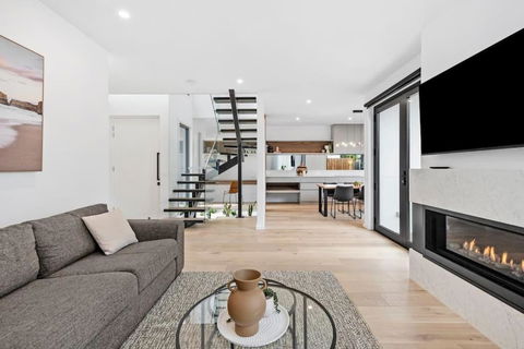 Iluka On The Avenue- 3 Bedroom, 2 Bathroom. Brand New. 150m Walk To Shops - Sunshine Coast Guide 2