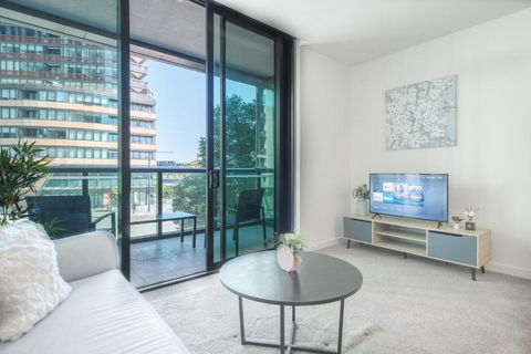 Immaculate 1br Apt In Docklands Pool Free Parking - Sunshine Coast Guide 0