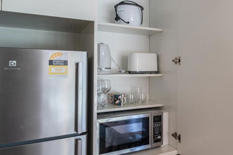 Immaculate 1br Apt In Docklands Pool Free Parking - Sunshine Coast Guide 3