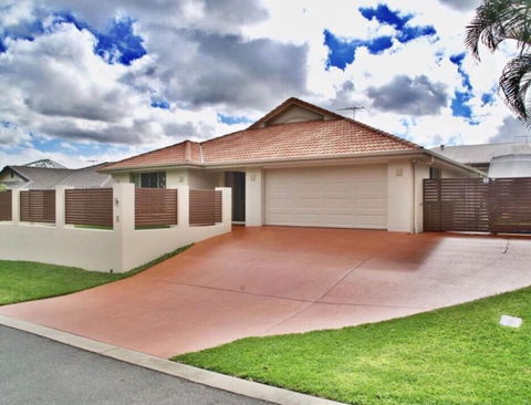Immaculate House, Indulgent Living! - Sunshine Coast Guide 0
