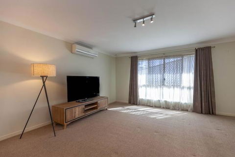 Immaculate House, Indulgent Living! - Sunshine Coast Guide 1