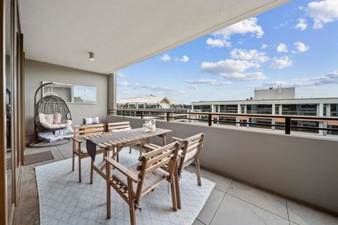 Impeccable 1-Bed With Alfresco Dining In Barton - Sunshine Coast Guide 1