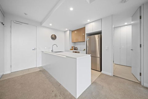 Impeccable 1-Bed With Alfresco Dining In Barton - Sunshine Coast Guide 2