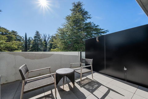 Impeccable Braddon Studio With Outdoor Dining - Sunshine Coast Guide 2
