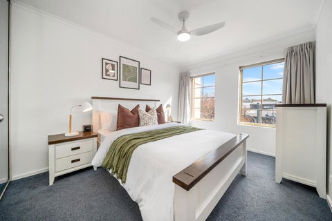 In The Midst On Melbourne - Sunshine Coast Guide 1