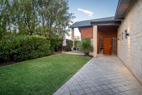 Indigo I Private Properties - Sunshine Coast Guide 1