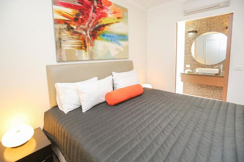 Indulge Apartments - Ontario - Sunshine Coast Guide 0