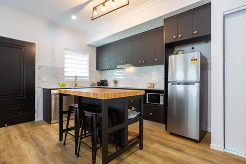 Industrial Luxe Villa - Boutique 1 Bedroom Luxury Villa - Sunshine Coast Guide 1