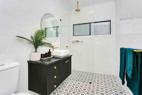 Industrial Luxe Villa - Boutique 1 Bedroom Luxury Villa - Sunshine Coast Guide 3