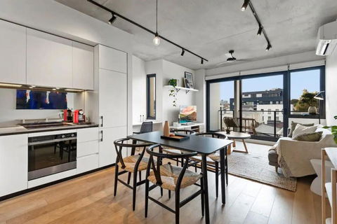 Industrial-Style Retreat In Trendy Cremorne - Sunshine Coast Guide 0