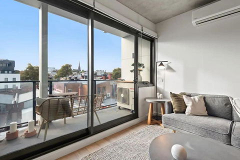 Industrial-Style Retreat In Trendy Cremorne - Sunshine Coast Guide 1