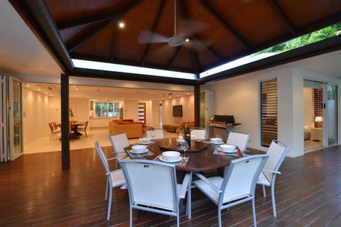 Innaminny - 4 Bedroom Luxury Beachside Getaway - Sunshine Coast Guide 1