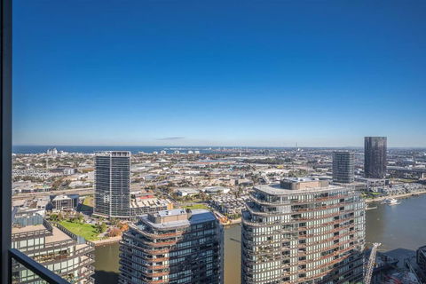 Inner City Comforts Apt Bay Views 1B1B1C 2-beds - Sunshine Coast Guide 0