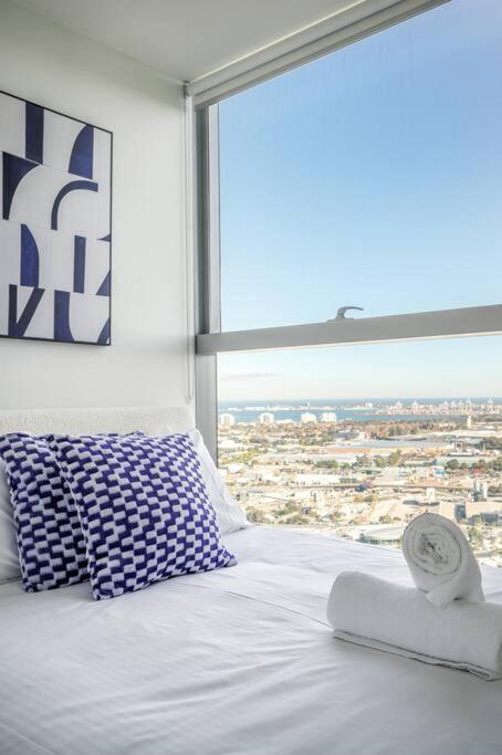 Inner City Comforts Apt Bay Views 1B1B1C 2-beds - Sunshine Coast Guide 1