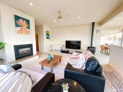 Incredible Waterview - 4 Bedroom Hobart Waterside Cottage - Sunshine Coast Guide 2