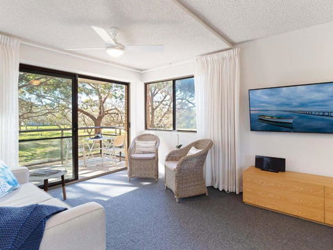 Intrepid 1 3 Intrepid Close Amazing Views Of Shoal Bay Only 100m From The Beach - Sunshine Coast Guide 1