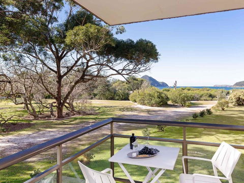 Intrepid 1 3 Intrepid Close Amazing Views Of Shoal Bay Only 100m From The Beach - Sunshine Coast Guide 0
