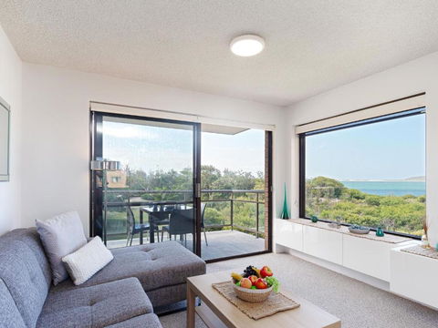 Intrepid 10 Water Views Over Shoal Bay Beach - Sunshine Coast Guide 0