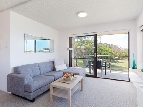 Intrepid 10 Water Views Over Shoal Bay Beach - Sunshine Coast Guide 3