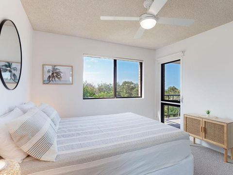Intrepid 10 Water Views Over Shoal Bay Beach - Sunshine Coast Guide 2