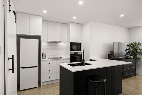 Inviting 1-Bed With Pool By Parks & Shops - Sunshine Coast Guide 0
