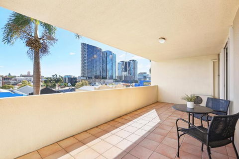 Inner-City 1-Bed With Pool Gym Sauna & Spa - Sunshine Coast Guide 3