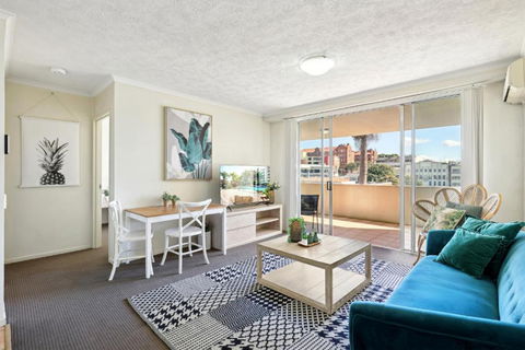 Inner-City 1-Bed With Pool Gym Sauna & Spa - Sunshine Coast Guide 0
