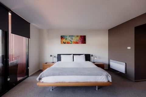 Inner-city 2 Bedroom Apartment - Perfectly Located - Sunshine Coast Guide 3