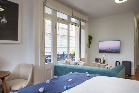 Intimate Studio Apartment With Balcony In Glebe - Sunshine Coast Guide 0