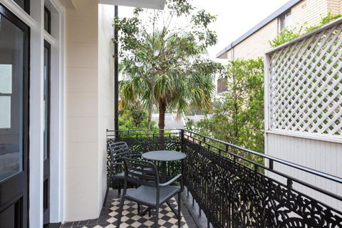 Intimate Studio Apartment With Balcony In Glebe - Sunshine Coast Guide 2