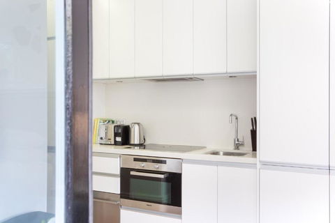 Intimate Studio Apartment With Balcony In Glebe - Sunshine Coast Guide 3