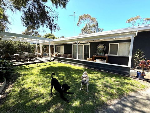 Inverloch Beach Shack - Sunshine Coast Guide 0