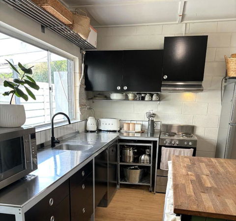 Inverloch Beach Shack - Sunshine Coast Guide 3