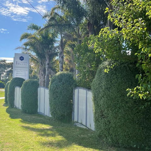 Inverloch Motel - Sunshine Coast Guide 1