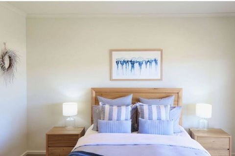 Iona Blue 3 Bedroom Townhouse 200m To Restaurants & Shops - Sunshine Coast Guide 0