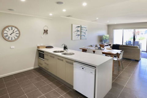 Iona Blue 3 Bedroom Townhouse 200m To Restaurants & Shops - Sunshine Coast Guide 2