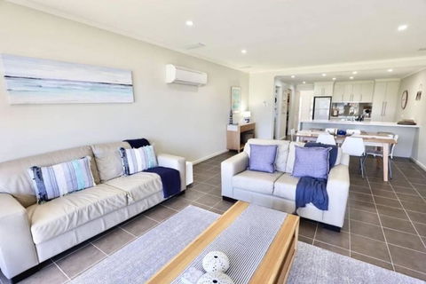 Iona Blue 3 Bedroom Townhouse 200m To Restaurants & Shops - Sunshine Coast Guide 3