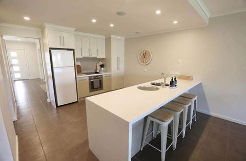 Iona Blue 3 Bedroom Townhouse 200m To Restaurants & Shops - Sunshine Coast Guide 1