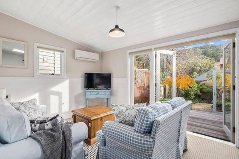 Irresistible Renovated 1840 Inner-city Cottage - Sunshine Coast Guide 2