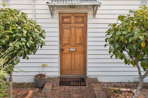 Irresistible Renovated 1840 Inner-city Cottage - Sunshine Coast Guide 1