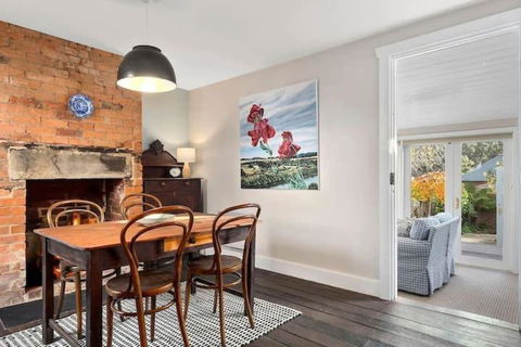 Irresistible Renovated 1840 Inner-city Cottage - Sunshine Coast Guide 3