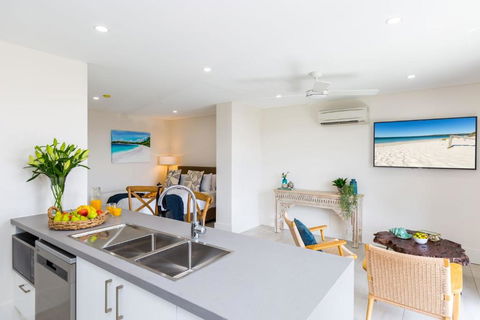 Ishtar Apartment 3- Luxury Studio - Sunshine Coast Guide 2