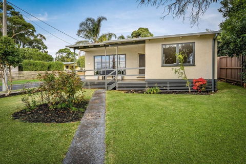 Island Blessing - Sunshine Coast Guide 2