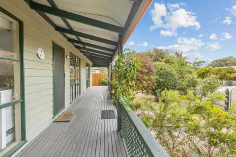 Island House - Sunshine Coast Guide 2