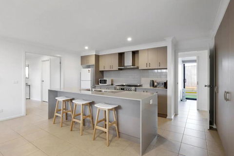Island Life By Ready Set Stay - BYO LINEN & TOWELS - Sunshine Coast Guide 1